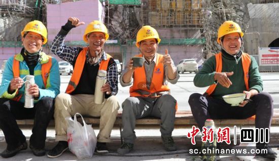 加在鲁暖(右二)与工友们饭后休憩。 水电七局 供图 加在鲁暖(右二)与工友们饭后休憩。 水电七局 供图