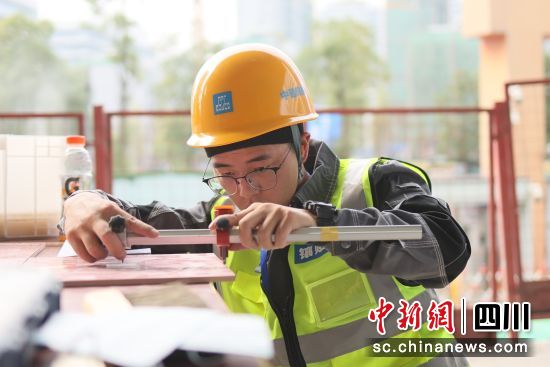 建筑装饰装修镶贴工竞赛现场。(中建深圳装饰有限公司西南分公司 供图) 建筑装饰装修镶贴工竞赛现场。(中建深圳装饰有限公司西南分公司 供图)