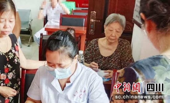 医疗咨询服务现场。贡井融媒 供图 医疗咨询服务现场。贡井融媒 供图