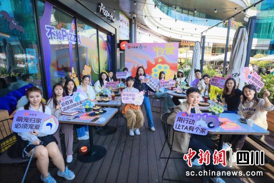 成都“为爱,伸出圆手”活动现场。(张勤 摄) 成都“为爱,伸出圆手”活动现场。(张勤 摄)