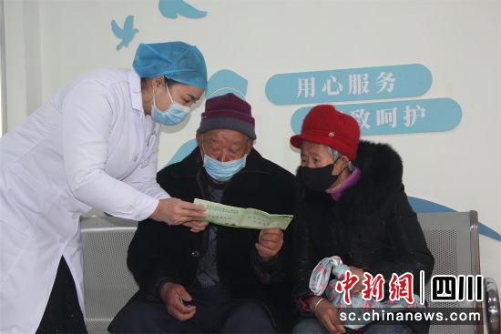 为老年人讲解健康知识。 旌阳区卫健局供图 为老年人讲解健康知识。 旌阳区卫健局供图