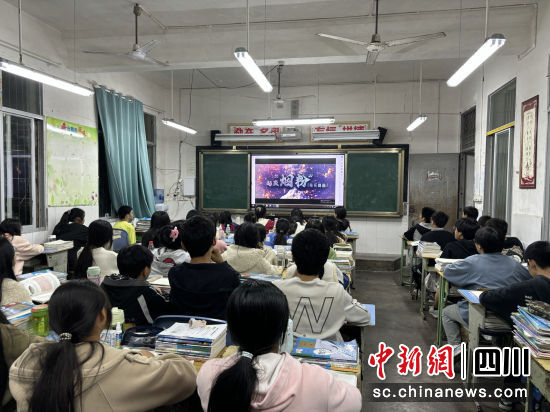 广福中学分班观看毒品危害警示教育片。广福镇人民政府 供图 广福中学分班观看毒品危害警示教育片。广福镇人民政府 供图