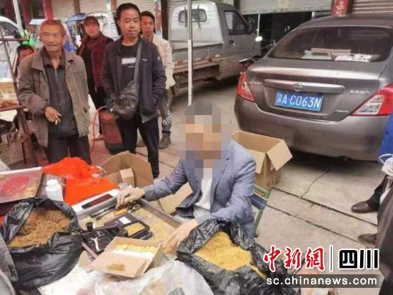 非法手工制作卷烟现场。遂宁安居区烟草专卖局供图 非法手工制作卷烟现场。遂宁安居区烟草专卖局供图