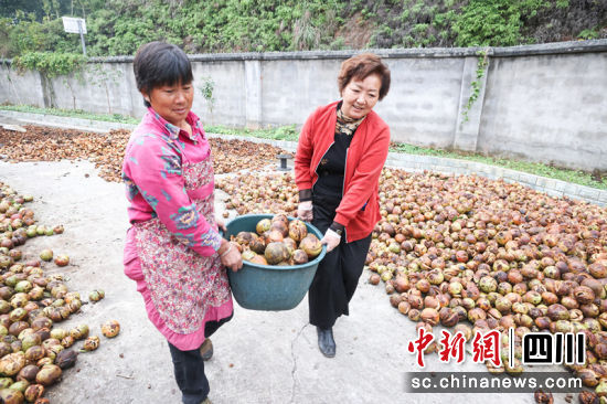 村民正在忙碌。叶昌荣 摄 村民正在忙碌。叶昌荣 摄
