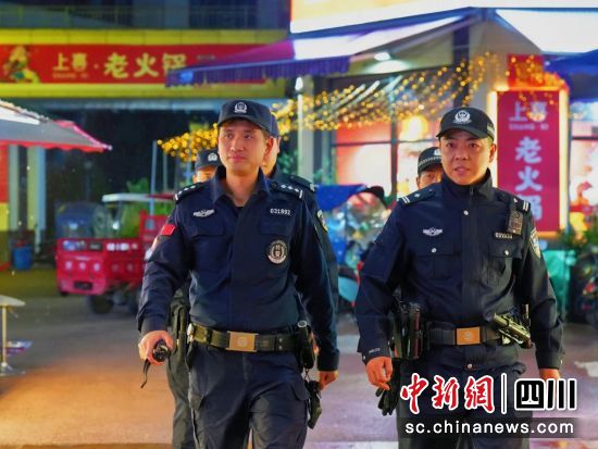 街面巡逻。 三台县公安局供图 街面巡逻。 三台县公安局供图