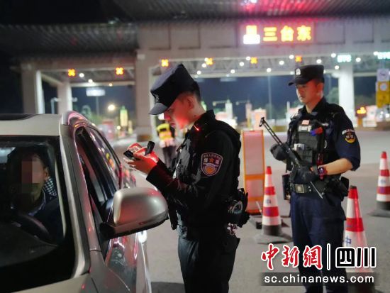 民警夜查。 三台县公安局供图 民警夜查。 三台县公安局供图