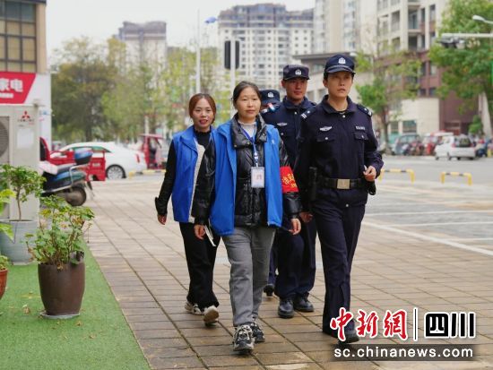 警民联合巡逻。 三台县公安局供图 警民联合巡逻。 三台县公安局供图