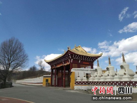 道孚县泰宁镇民俗风光。(道孚县文化广播电视和旅游局 供图) 道孚县泰宁镇民俗风光。(道孚县文化广播电视和旅游局 供图)