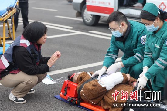 应急处置综合演练现场。 中江县卫生健康局供图 应急处置综合演练现场。 中江县卫生健康局供图
