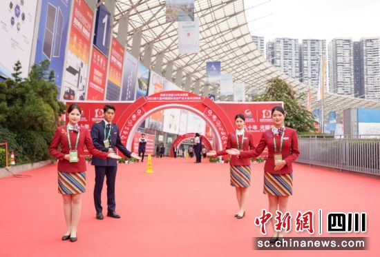 天航学子为光伏大会提供高质量服务。 天航学子为光伏大会提供高质量服务。