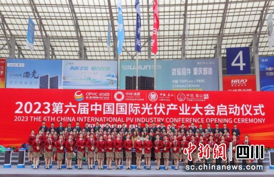 天航学子为光伏大会提供高质量服务。 天航学子为光伏大会提供高质量服务。