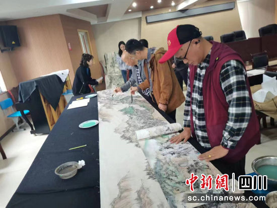 “东灌”主题百米画卷创作现场。 简阳融媒 供图 “东灌”主题百米画卷创作现场。 简阳融媒 供图