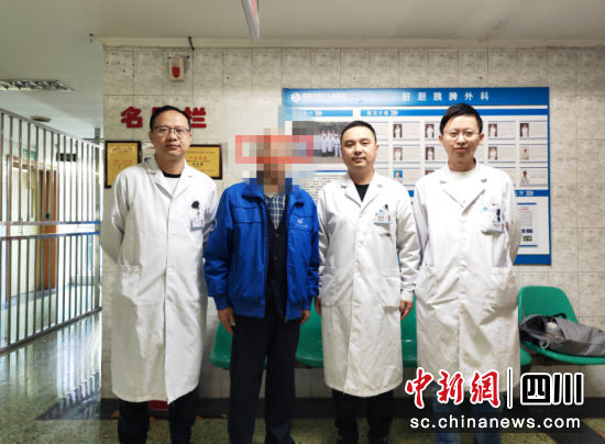 近日,成都市六医院自主完成首例腹腔镜根治性顺行模块化胰脾切除术,图为患者与医疗团队合影。成都市第六人民医院 供图 近日,成都市六医院自主完成首例腹腔镜根治性顺行模块化胰脾切除术,图为患者与医疗团队合影。成都市第六人民医院 供图