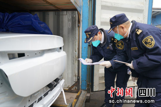 海关关员在宜宾港快速验放出口汽车。王春艳 摄 海关关员在宜宾港快速验放出口汽车。王春艳 摄
