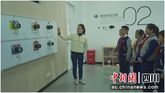 学校老师讲解近视防控知识。成都市未成年人保护工作领导小组办公室供图 学校老师讲解近视防控知识。成都市未成年人保护工作领导小组办公室供图