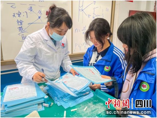 分发“皓齿”口腔健康普查项目检查表。成都市未成年人保护工作领导小组办公室供图 分发“皓齿”口腔健康普查项目检查表。成都市未成年人保护工作领导小组办公室供图