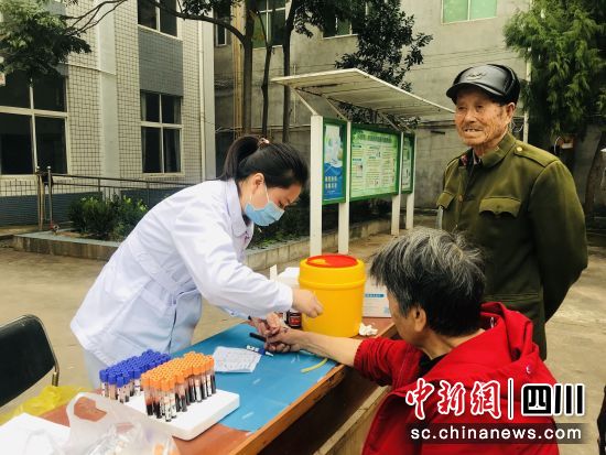 为老人抽血检查。 梓潼县融媒体中心供图 为老人抽血检查。 梓潼县融媒体中心供图