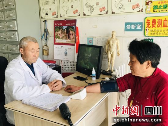 为老人测量血压。 梓潼县融媒体中心供图 为老人测量血压。 梓潼县融媒体中心供图