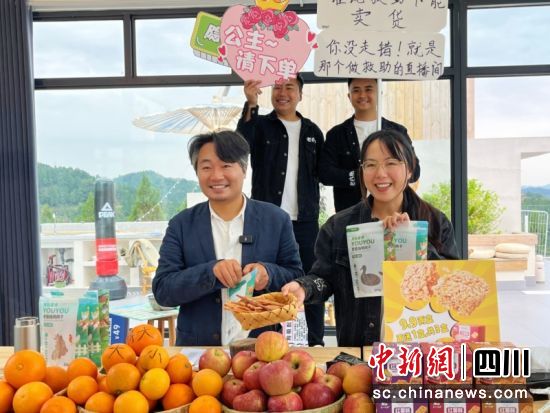 “90后”青年人才杨兴(左一)正在直播销售。受访者供图 “90后”青年人才杨兴(左一)正在直播销售。受访者供图