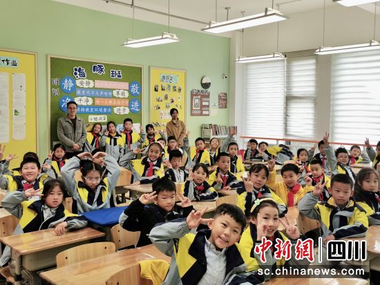 成都霍森斯小学海豚班。(包霞 摄) 成都霍森斯小学海豚班。(包霞 摄)