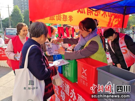 向群众发放宣传资料。 孝感街道供图 向群众发放宣传资料。 孝感街道供图