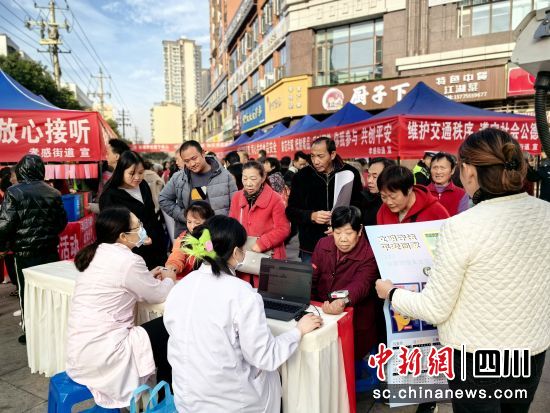 为群众义诊。 孝感街道供图 为群众义诊。 孝感街道供图