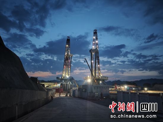图为位于泸州市的某页岩气项目钻井平台。四川工行 供图 图为位于泸州市的某页岩气项目钻井平台。四川工行 供图