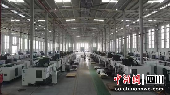 图为四川天均新能源科技有限公司厂间,一列列数控车床正在忙碌生产。四川工行 供图 图为四川天均新能源科技有限公司厂间,一列列数控车床正在忙碌生产。四川工行 供图