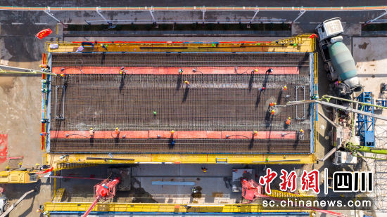 图为成达万高铁遂宁安居段施工现场。吴奉家 摄 图为成达万高铁遂宁安居段施工现场。吴奉家 摄