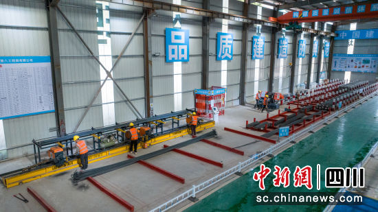 图为成达万高铁遂宁安居段制梁场。吴奉家 摄 图为成达万高铁遂宁安居段制梁场。吴奉家 摄