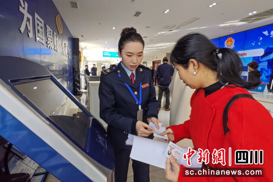 工作人员在重庆潼南区办税服务厅指导民众办税。刘忠俊摄 工作人员在重庆潼南区办税服务厅指导民众办税。刘忠俊摄
