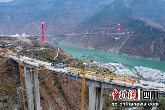 泸定至石棉高速公路胜利坪2#大桥浇筑合龙现场。蜀道集团供图 泸定至石棉高速公路胜利坪2#大桥浇筑合龙现场。蜀道集团供图