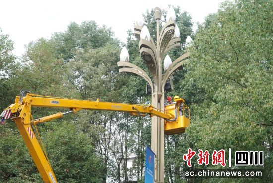 路灯低碳节能改造。 绵阳市住建委供图 路灯低碳节能改造。 绵阳市住建委供图