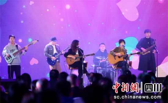 歌手演出现场。 仙海区供图 歌手演出现场。 仙海区供图