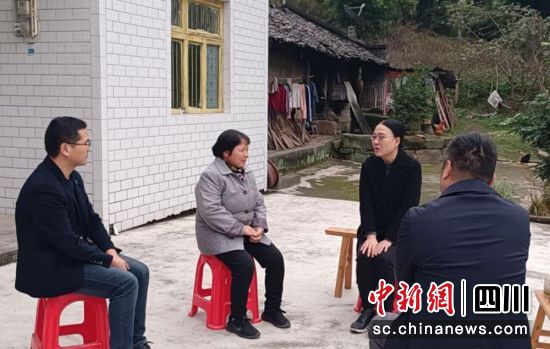 上门走访。富顺融媒 供图 上门走访。富顺融媒 供图