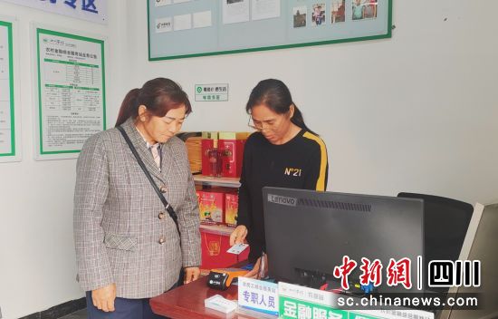 返乡农民工顺利办理社保业务。贡井融媒 供图 返乡农民工顺利办理社保业务。贡井融媒 供图