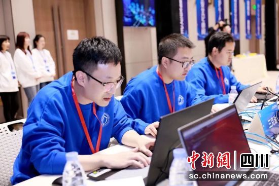 “农行战队”正在沉着应战。四川农行 供图 “农行战队”正在沉着应战。四川农行 供图