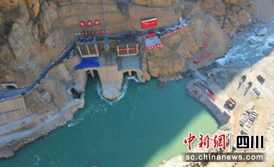 中国在建装机容量最大水电站大江截流。 水电七局旭龙项目部供图 中国在建装机容量最大水电站大江截流。 水电七局旭龙项目部供图