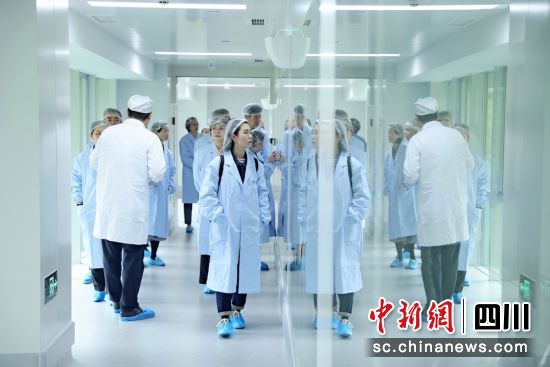 中银协主题成果调研团参观欧林生物生产研发车间。兴业银行成都分行 供图 中银协主题成果调研团参观欧林生物生产研发车间。兴业银行成都分行 供图