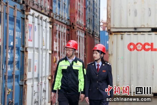 税务干部深入企业了解生产等情况。四川税务供图 税务干部深入企业了解生产等情况。四川税务供图