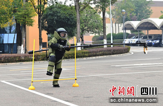 安检排爆竞赛现场。记者安源 摄 安检排爆竞赛现场。记者安源 摄