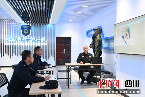安检排爆竞赛现场。记者安源 摄 安检排爆竞赛现场。记者安源 摄