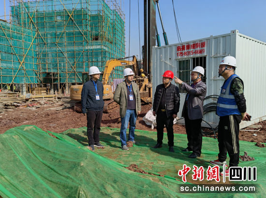 宜宾市叙州区污染防治攻坚战领导小组第3组工作人员在工地巡查。 陈小雄 摄 宜宾市叙州区污染防治攻坚战领导小组第3组工作人员在工地巡查。 陈小雄 摄