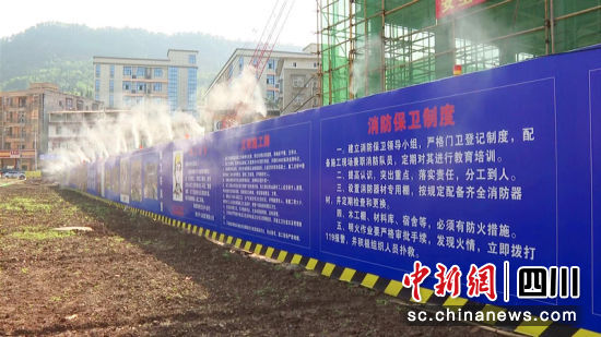 工地开启喷淋设施。李媛媛 摄 工地开启喷淋设施。李媛媛 摄