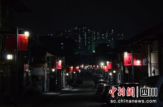 老街路灯齐亮。贡井融媒 供图 老街路灯齐亮。贡井融媒 供图