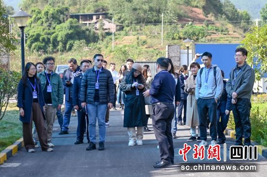 媒体深入企业走访了解情况。四川税务供图 媒体深入企业走访了解情况。四川税务供图