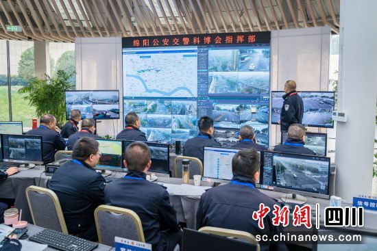 指挥车辆有序通行。 绵阳市公安局供图 指挥车辆有序通行。 绵阳市公安局供图