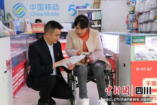 客户经理李堂利(左)向零售户蔡德满(右)宣传营销政策。曾妍茜 摄 客户经理李堂利(左)向零售户蔡德满(右)宣传营销政策。曾妍茜 摄