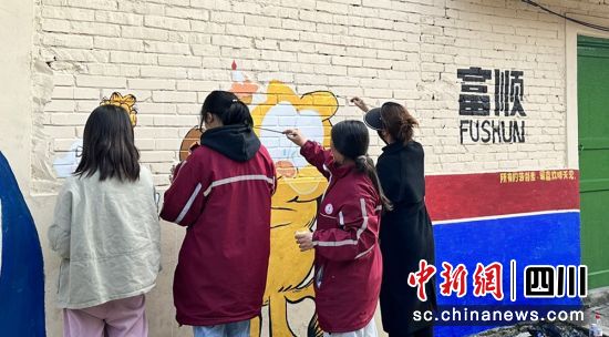 师生绘制现场。富顺融媒 供图 师生绘制现场。富顺融媒 供图