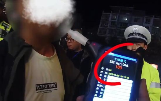 挡获现场。荣县交警 供图 挡获现场。荣县交警 供图